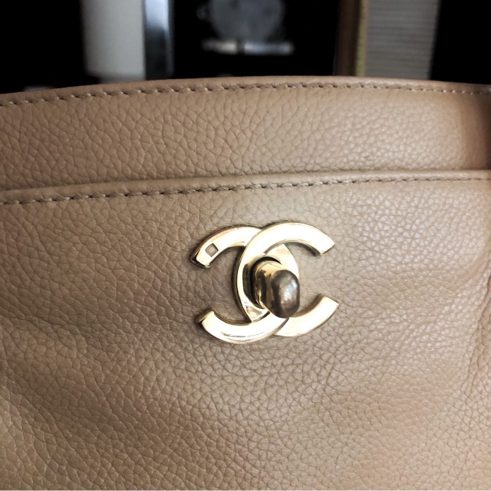 Chanel medium Executive Cerf Tote - Picture 2 of 9